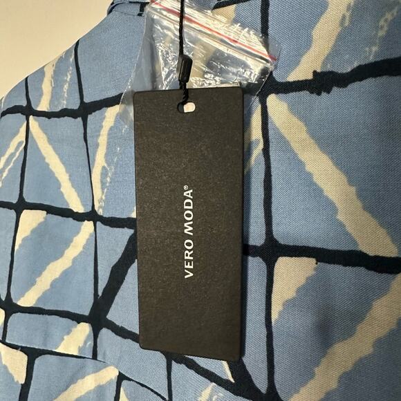 NWT XS  Vero Moda Long Sleeve Printed Womens Blouse, Button Down, Roll Sleeves - Picture 2 of 12